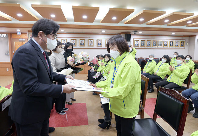 박일하 동작구청장은 27일 구청 기획상황실에서 동작구 문화관광해설사에게 위촉장을 수여하고 있다.