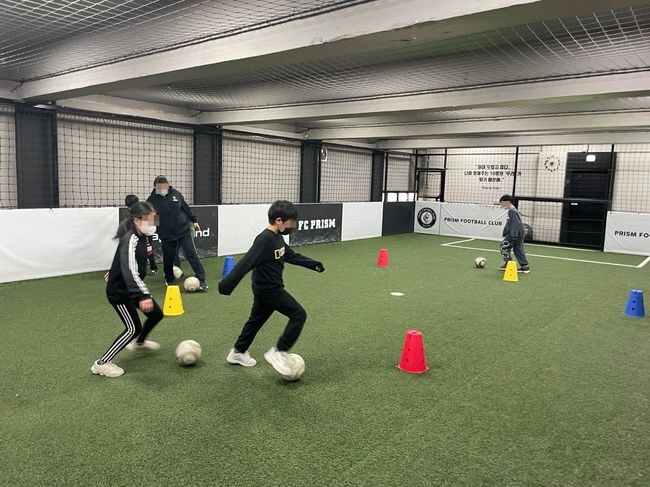 실내놀이터 축구교실 수업 모습&nbsp;