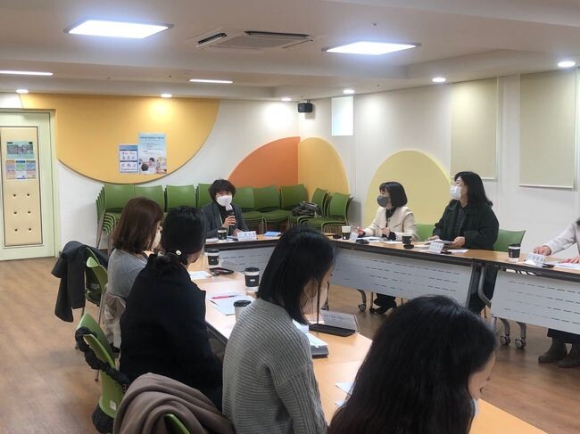 부모모니터링단 활동 평가회를 하고 있는 모습.