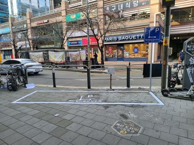 독산역 2번 출구 인근에 설치된 전동킥보드 주차구역