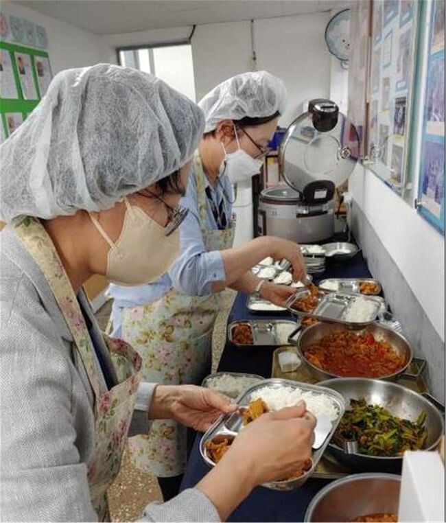 지역아동센터 급식을 준비중인 조리사