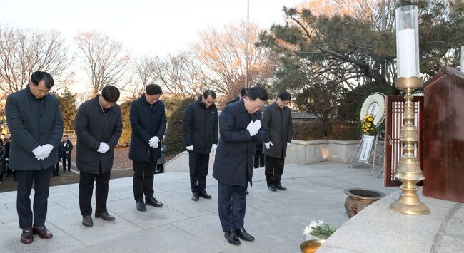 광명시는 계묘년(癸卯年) 새해를 맞아 1월 2일 오전 8시 30분 현충탑에서 신년 참배 행사를 가졌다.