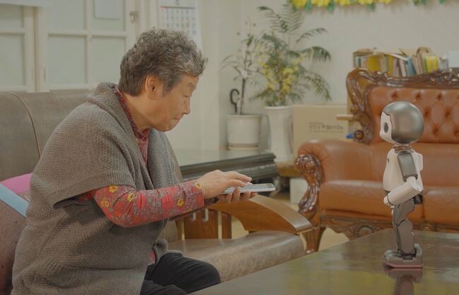&lsquo;아기로봇 리쿠&rsquo;와 함께 앱 활용법을 배우는 어르신