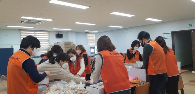 구로구 단정이봉사단이 2021년 설맞이 이&middot;미용 봉사활동을 하고 있다.