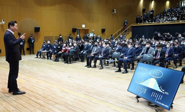 오세훈 시장은 4일 오전 10시 서울시청에서 시 본청, 사업소, 투자&middot;출연기관 등 직원 450여 명과 함께 '2023 신년 직원조례'를 갖고, &lsquo;슬기로운 동행‧매력 특별시 서울 만들기&rsquo;를 주제로 특강했다.&nbsp;