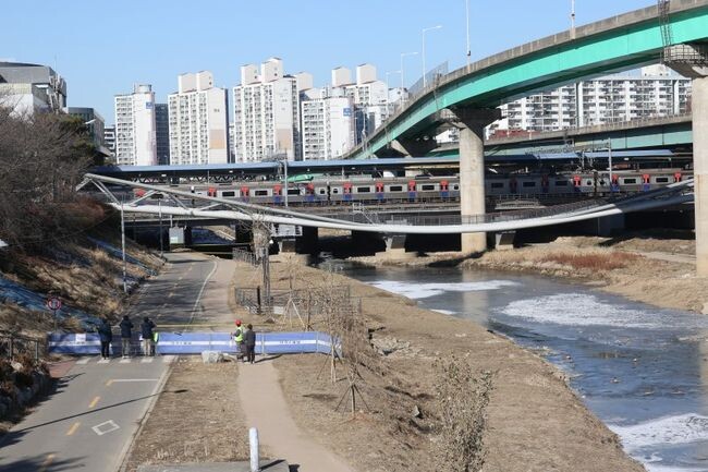 지난 3일 새벽에 서울 영등포구 도림동과 신도림역을 잇는 보도육교 &lsquo;도림보도육교&rsquo;가 아래로 폭삭 주저앉으면서 안전이 우려돼 통행이 금지됐다. (자료사진)