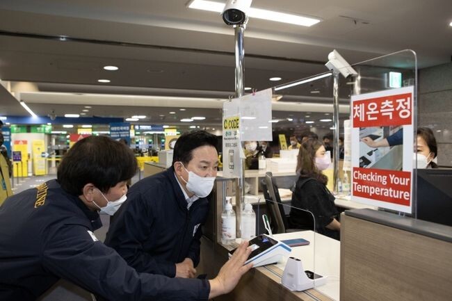 원희룡 국토교통부 장관은 1월 6일 인천국제공항을 방문하여 중국으로부터 입국하는 단기 체류자에 대한 PCR 검사센터, 대기장소 등 방역현장을 방문하고 검역지원 등 철저한 인천국제공항 방역관리를 강조했다.