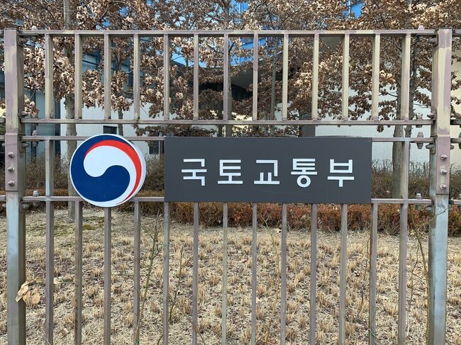 국토교통부는 1월 5일에 제2경인고속도로 과천 갈현고가교 방음터널 화재사고(12.29), 중부내륙고속도로 지선 방음벽 화재(1.3)와 관련하여 각 도로관리청*에 화재 안전대책 마련을 긴급 지시했다.