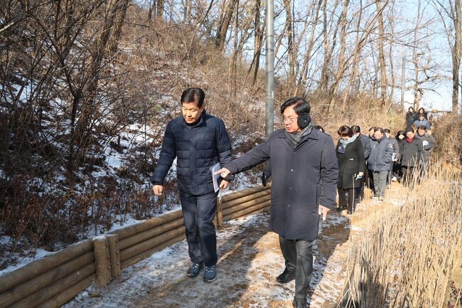 제1호 상생위원회 안건이었던 성산근린공원 보존 사업지를 살펴보고 있는 박강수 마포구청장(오른쪽)