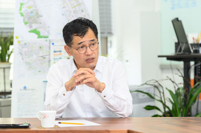집무실에서 도시비전을 구상중인 이기재 양천구청장