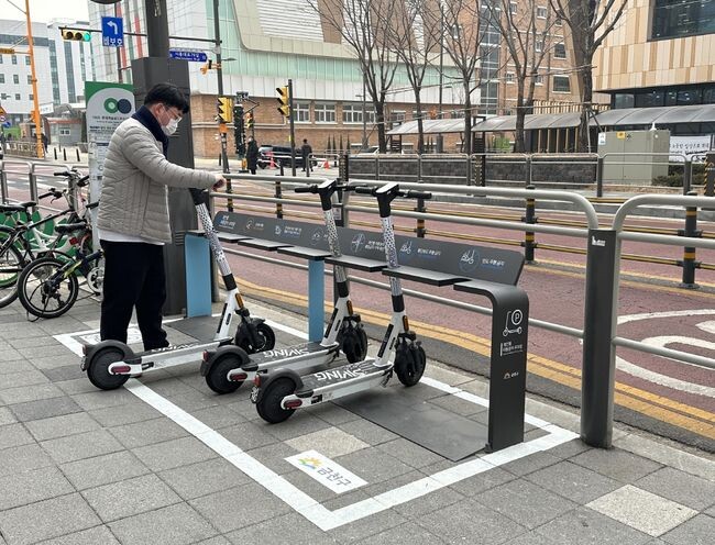 금나래체육센터 앞 전동킥보드 전용 거치대