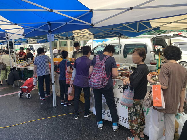 구로 한마당장터에서 설맞이 준비하세요(지난 2020년 구청 광장에서 열린 한마당장터 모습)