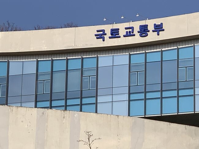 국토교통부는 GTX-A 개통을 앞두고 준비상황을 점검하고 주요 현안을 집중적으로 논의하기 위해 1월12일부터 서울시&middot;인천시&middot;경기도 등 관련 국장급이 참석하는 '국토부&middot;지자체 GTX 협의회(이하 협의회)'를 구성&middot;운영할 계획이라고 11일 밝혔다.&nbsp;