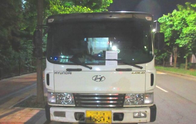 화물차 차고지외 밤샘주차 모습 및 경고문 부착 모습