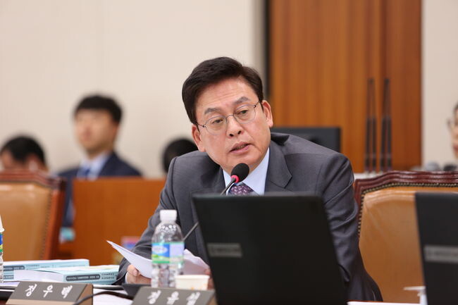 국민의힘 소속 정우택 국회부의장(5선&middot;청주상당)