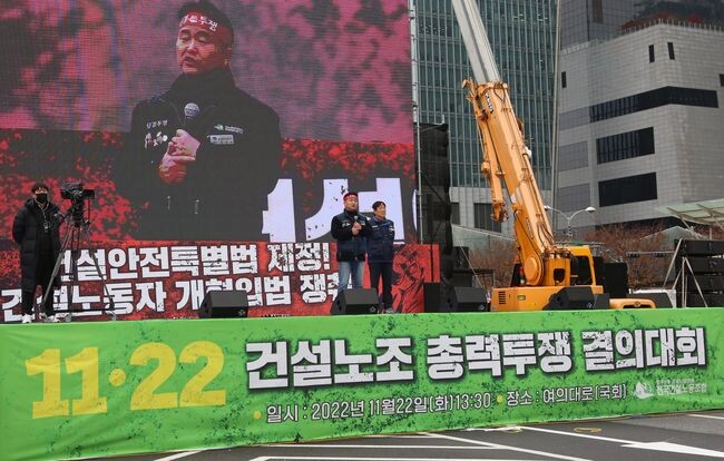 명문초등학교는 당초 이번 달 29일 준공될 예정이었으나, 지난해 건설노조의 장비사용 강요 집회, 운송노조 파업, 화물연대 파업 등의 영향으로 준공일이 4월 8일로 늦춰졌다. (사진은 기사의 특정 내용과 직접적인 관련이 없음) 