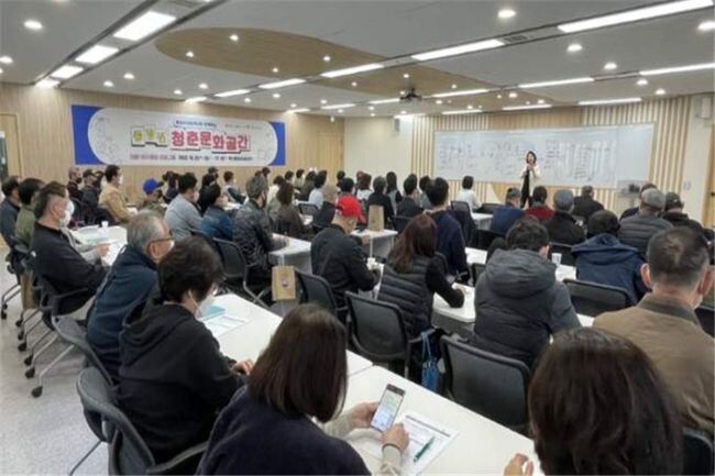 &lsquo;중장년 청춘문화공간&rsquo;은 중장년내일센터의 기존 취업서비스 프로그램(생애경력설계, 전직 지원, 재취업 지원 등)과 연계해 중장년층의 문화-고용서비스를 제공하기 위한 거점 공간으로 운영하며, 기본공간으로 강의장과 학습공간, 동아리방, 커뮤니티 공간, 문화카페 등을 조성한다.&nbsp;