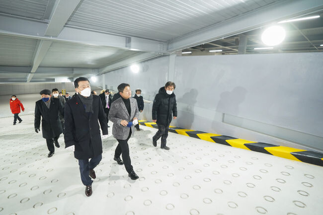 시설점검중인 이승로 구청장&nbsp;