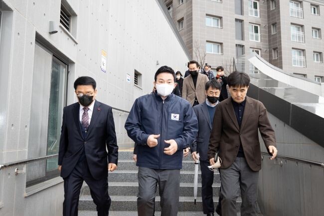 원희룡 국토교통부 장관은 1월 13일 오전 10시 서울 고척의 공공지원 민간임대주택 입주 현장을 방문하여 하자 처리 상황 등 입주 환경을 점검하고 입주민들의 애로사항을 청취했다. 사진=국토교통부 제공