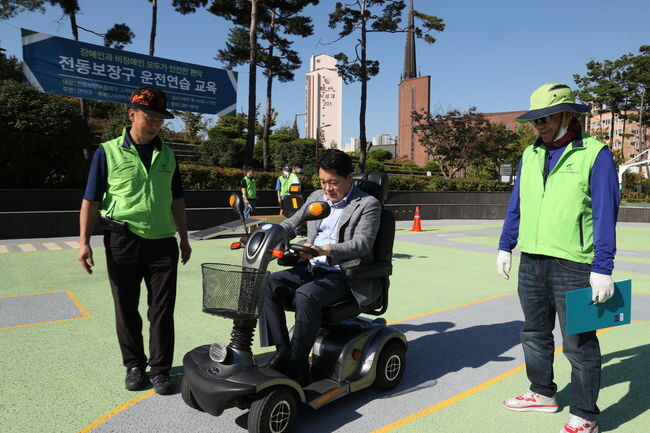 &lsquo;전동보장구 전용 운전연습장&rsquo;에서 박준희 관악구청장이 안전교육 프로그램을 체험하고 있다