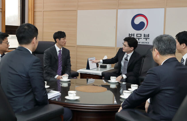 <span contenteditable="true">법무부는 17일 오후 4시 정부과천청사에서 '법무부 홍보대사 위촉식'을 열고, 대한민국을 대표하는 체조선수인 양학선 선수를 법무부 홍보대사로 위촉했다. 사진=법무부 제공