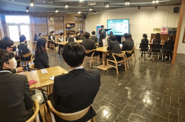 &lsquo;찾아가는 불법사금융 피해상담소' 강연 모습 (사진=경기도청 제공)
