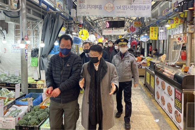 지난 18일 김학배 자치경찰위원회 위원장 등은 서대문구 영천시장을 방문하여 시장 주변의 교통혼잡으로 인한 시민들의 불편 사항을 해소하기 위해 추진사항을 점검했다.