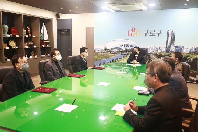 구로구는 20일 구청에서 위촉식을 열고 재개발·재건축사업 지원단 위원을 위촉했다.