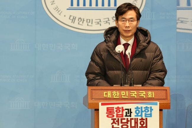 국민의힘 조경태 의원이 26일 국회 소통관에서 전당대회 관련 기자회견을 하고 있다.