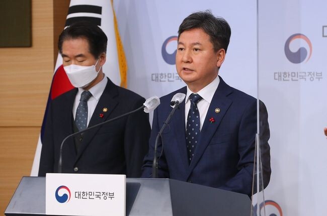 한창섭 행정안전부 차관이 지난 26일 오전 서울 종로구 정부서울청사에서 행정안전부 2023년 업무보고 사전 브리핑을 하고 있다. 