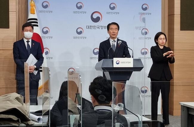 김성호 행정안전부 재난안전관리본부장이 지난 26일 오전 서울 종로구 정부서울청사에서 행정안전부 2023년 업무보고 사전 브리핑을 하고 있다.