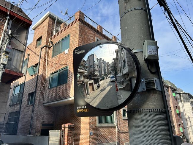 안심골목길에 설치된 골목길 반사경