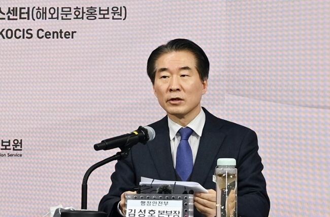 김성호 행정안전부 재난안전관리본부장이 31일 오후 서울 중구 한국프레스센터 브리핑룸에서 『국가안전시스템개편 종합대책』에 대한 외신브리핑을 하고 있다.