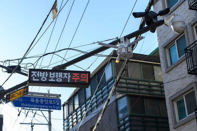 양천구, 전국 최초 신개념 교통신호체계 '골목길 방향주의 알리미' 현장