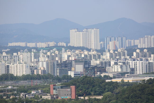 작년 경기도 부동산 총거래량이 재작년보다 절반 가까이 줄었다는 조사 결과가 나왔다. 사진은 경기도 일산의 아파트단지 전경 (기사의 특정내용과 직접적인 관련 없음)&nbsp;