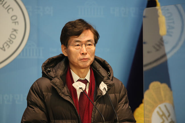 <span contenteditable="true">조경태 국민의힘 당대표 후보가 2일 서울 여의도 국회 소통관에서 청년정책 발표 기자회견을 열고 있다.