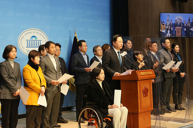 국회 예산결산특별위원회 소속 더불어민주당 의원들이 2일 에너지고물가, 경제위기로 힘들어하는 국민들을 위해 정부에 추경 편성을 강하게 요구하고 있다.