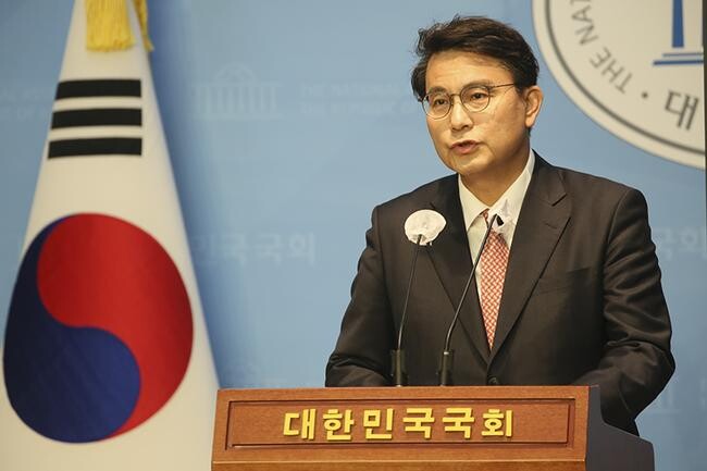 국민의힘 윤상현 의원이 2일 국회 소통관에서 당대표 출마를 선언했다.