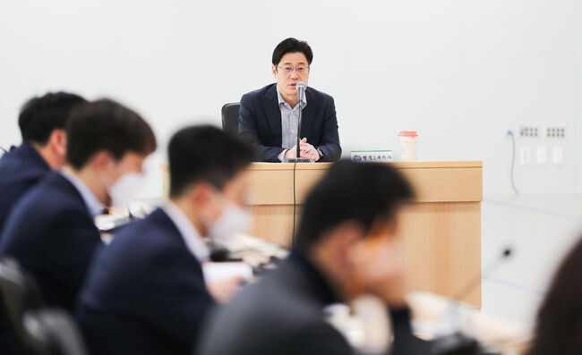 경기도는 2일 도청에서 오병권 경기도 행정1부지사 주재로 행정수석, 도시주택실장, 도시재생추진단장, 경제투자실장, 미래성장산업국장, 문화체육관광국장 등이 참석한 가운데 &lsquo;테크노밸리․3기신도시 자족활성화 TF 구성회의&rsquo;를 열었다.