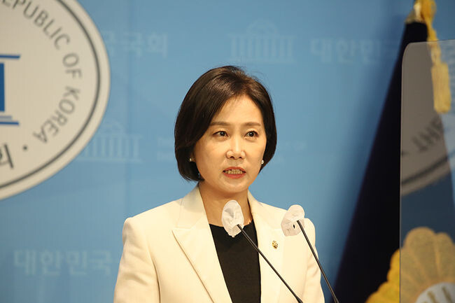 허은아 국민의힘 의원이 3일 국회 소통관에서 최고위원 출마 기지회견을 열고 있다.