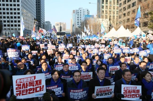 더불어민주당이 4일 오후 4시 서울 숭례문 앞에서 이재명 대표와 박홍근 원내대표를 비롯하여 민주당 소속 국회의원 100여명이 참석한 대규모 집회를 열었다.&nbsp;