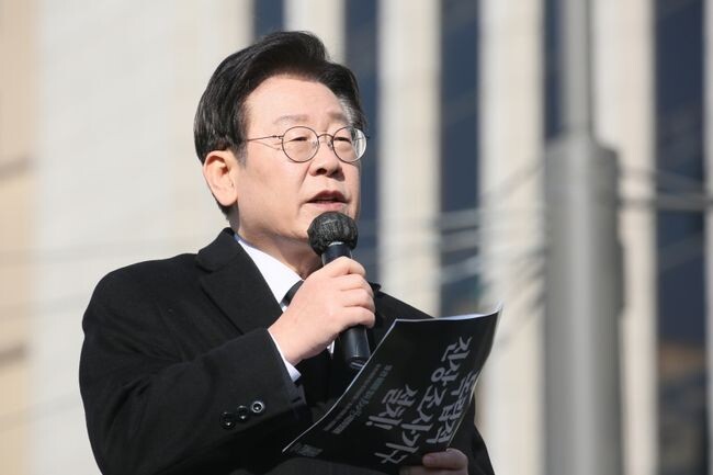 이재명 더불어민주당 대표는 4일 이태원 참사 100일을 하루 앞두고 열린 추모대회에서 &quot;책임을 반드시 묻고 진실을 밝히겠다&quot;고 밝혔다.