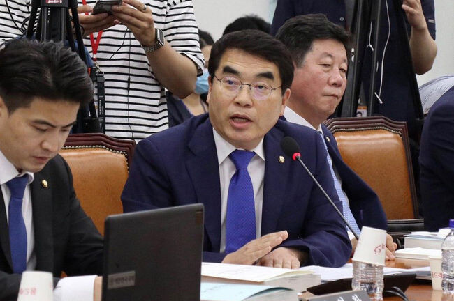 더불어민주당 양기대 국회의원은 ‘소상공인이 살아야 민생이 산다’는 제목의 소상공인 정책자료집을 발간했다고 6일 밝혔다. (사진제공=양기대 의원 SNS) 