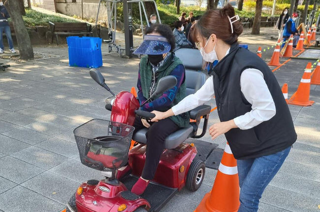 신길역 광장에서 진행된 전동보장구 안전 교육 모습(사진=영등포구청 제공)