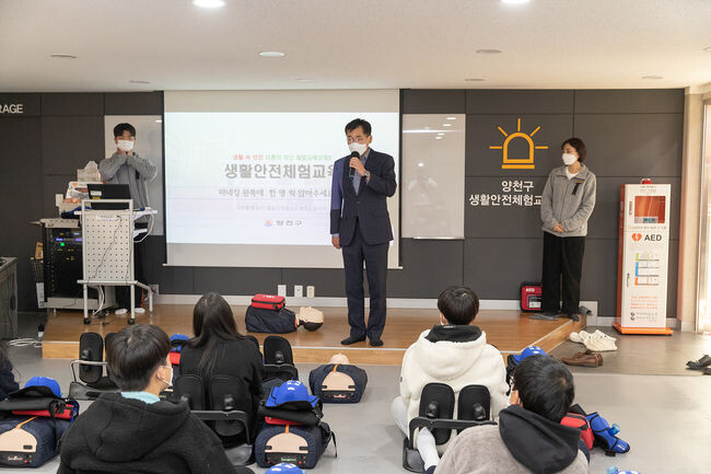 2021년 11월, 양천생활안전체험교육관을 찾아 심폐소생술 수강생을 만난 이 구청장(사진=양천구청 제공)