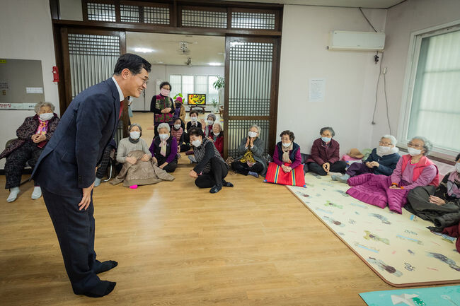 지난 1월 경로당을 찾아 어르신께 인사드린 이기재 양천구청장(사진=양천구청 제공)