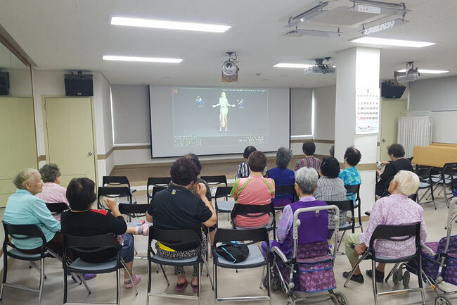 종합사회복지관을 이용하고 있는 강서구 주민들(사진=강서구청 제공)