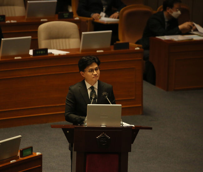 한동훈 법무부 장관이 8일 서울 여의도 국회에서 열린 교육·사회·문화 대정부질문에 참석했다.