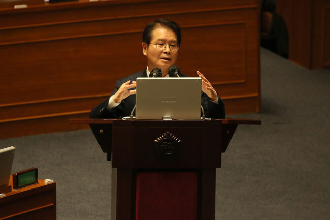 8일 교육·사회·문화 분야에 대한 국회 대정부 질문에서 이정식 고용노동부 장관이 답변하고 있다.