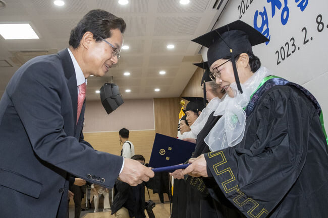 졸업생에게 졸업장을 수여하는 모습(사진=영등포구청 제공)